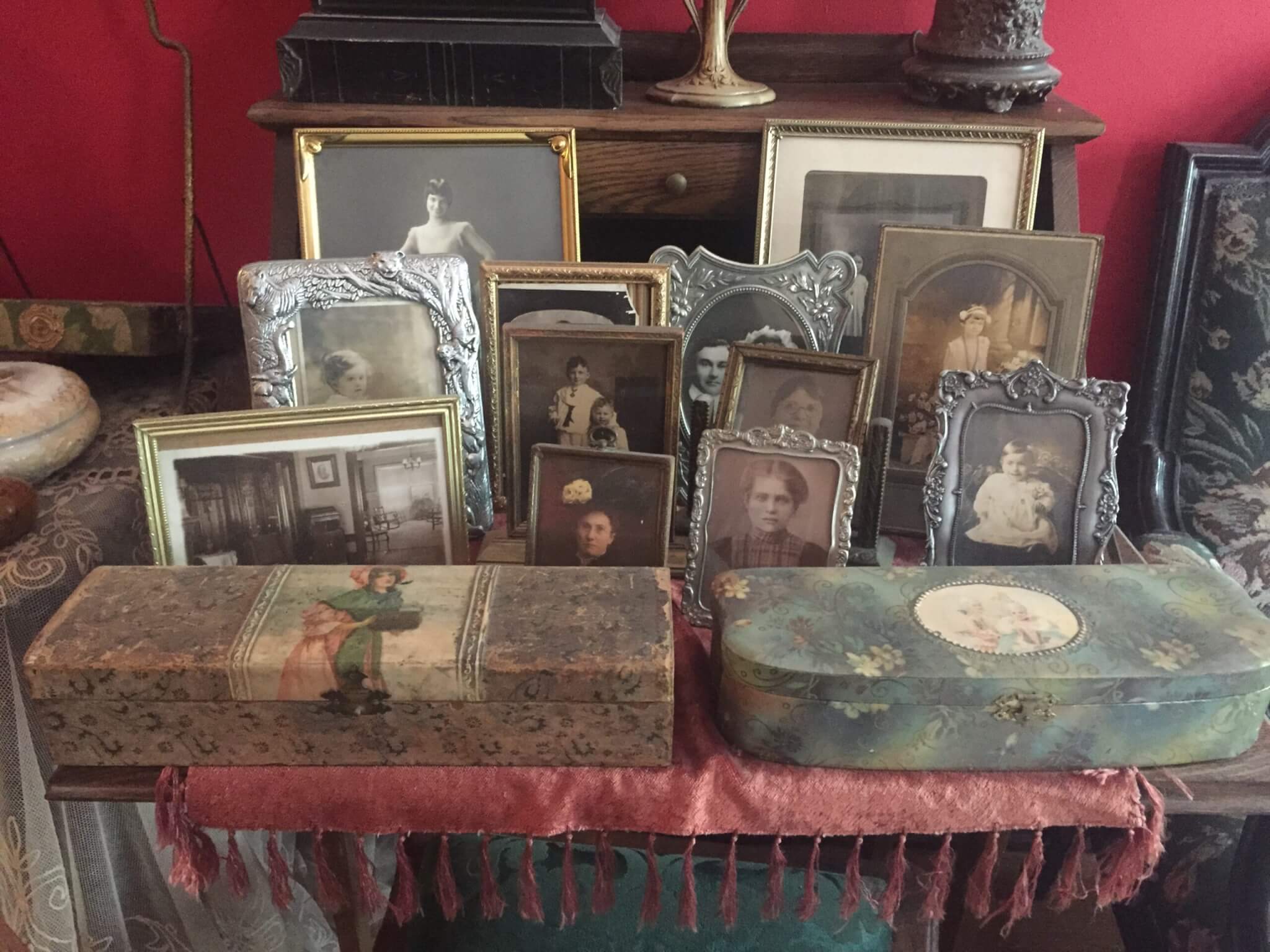 heirloom and object restoration services. Fine art, furniture, object, sculpture, antique restoration services. Porcelain, glass, chandeliers, wallpaper, books, statues, figurines, collectibles and ephemera restoration services for the insurance and claims industry.