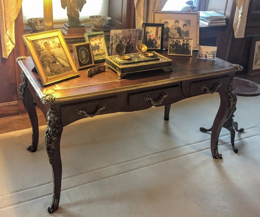 Louis XV desk After treatment Heirloom restoration Furniture repair Completion image Artifact Services Artmill Group Wood restoration